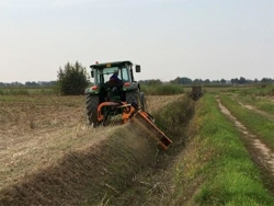 broyeur d accotement latéral alce 220 à marteaux pour tracteur