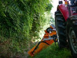 broyeur d accotement série légère à marteaux pour tracteur mod volpe 165
