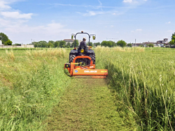 broyeur d accotement giraffa170 pour tracteur fruitier deleks