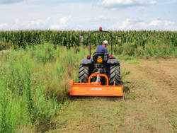 middelzware klepelmaaier zijdelings verschuifbaar voor alle middelzware tractoren met banden of rupsbanden mod. tigre 200