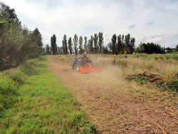 middelzware klepelmaaier zijdelings verschuifbaar voor alle middelzware tractoren met banden of rupsbanden mod. tigre 200