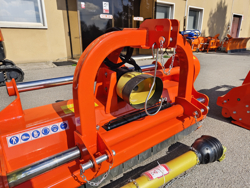 middelzware klepelmaaier met front en achteraanbouw en hydraulische zijdelingse verschuiving voor middelzware tractoren mod cervo 200