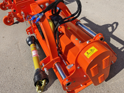 middelzware klepelmaaier met front en achteraanbouw en hydraulische zijdelingse verschuiving voor alle middelzware tractoren met banden of rupskettingen