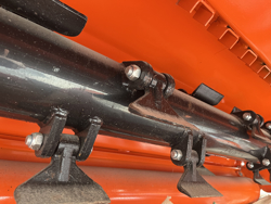 middelzware klepelmaaier met front en achteraanbouw en hydraulische zijdelingse verschuiving voor middelzware tractoren mod grizzly 200 gereviseerd 88